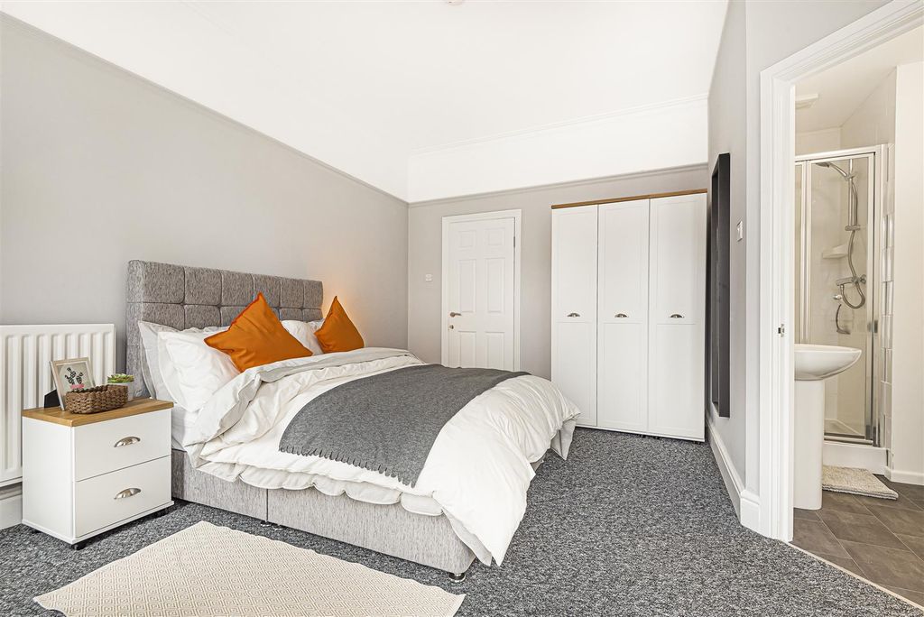 Property photo 2 of 7 Room 3 153 Ruskin.Jpg