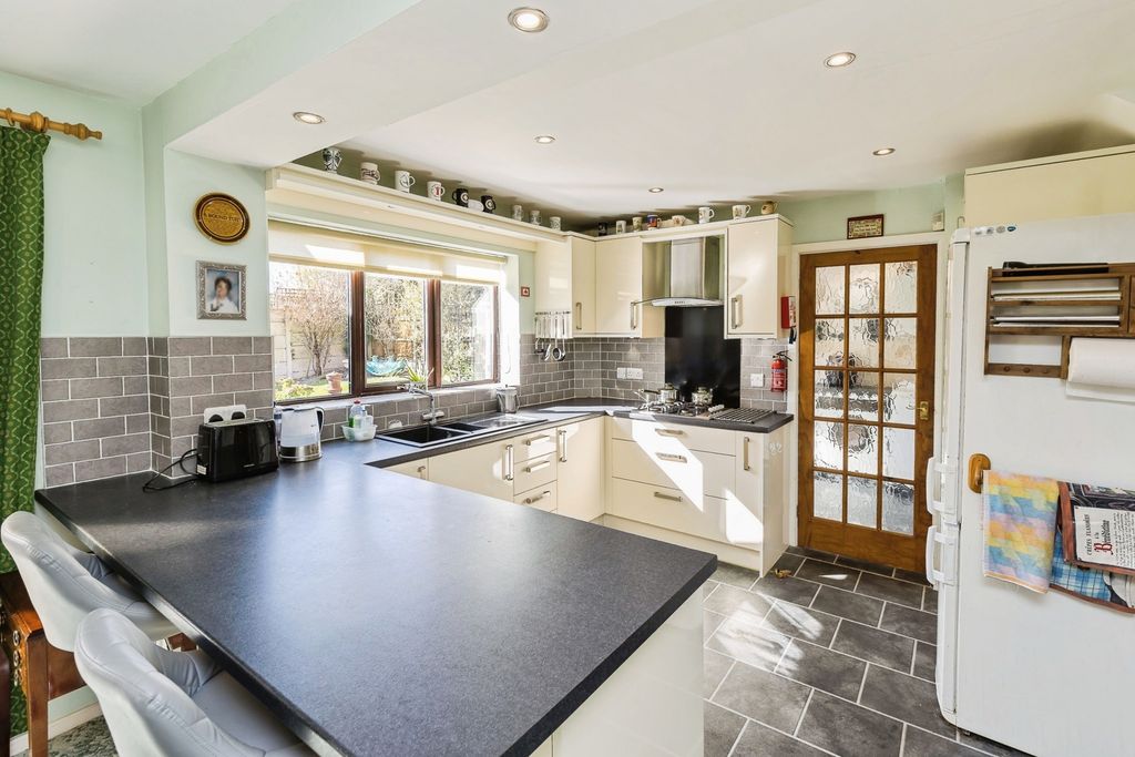 Property photo 3 of 19 Dining Kitchen