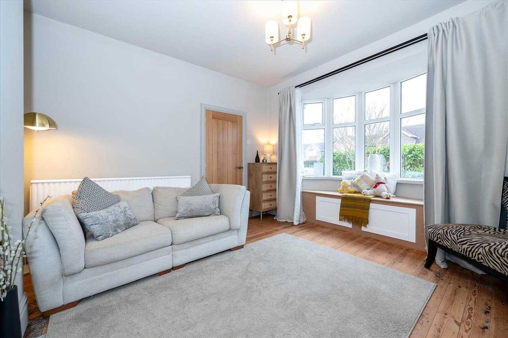 Property photo 2 of 11 Lounge: