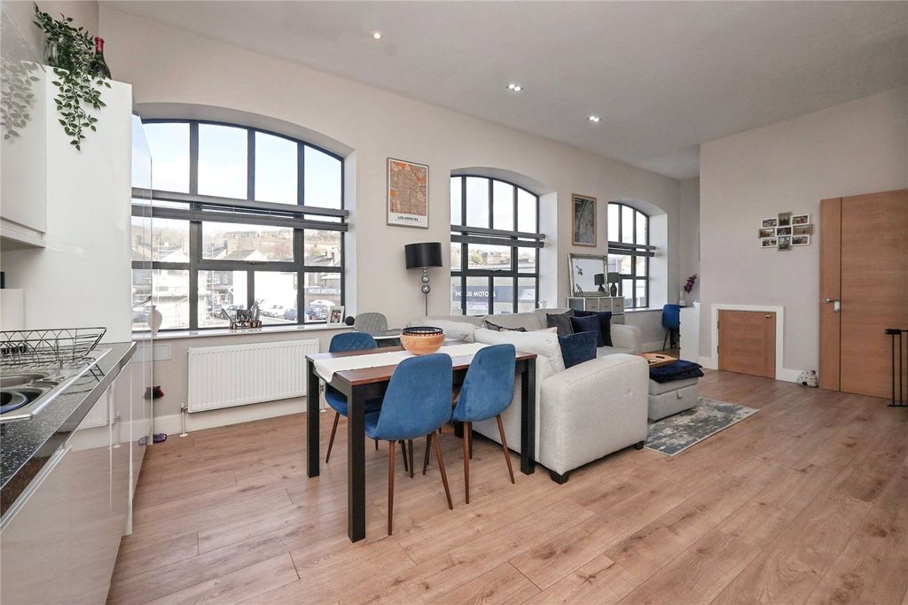 Property photo 3 of 40 Picture No. 06