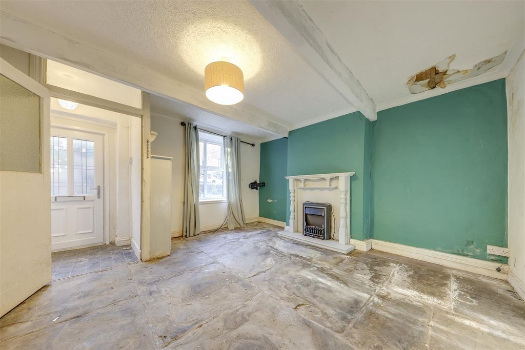 Property photo 3 of 12 Lounge Alt