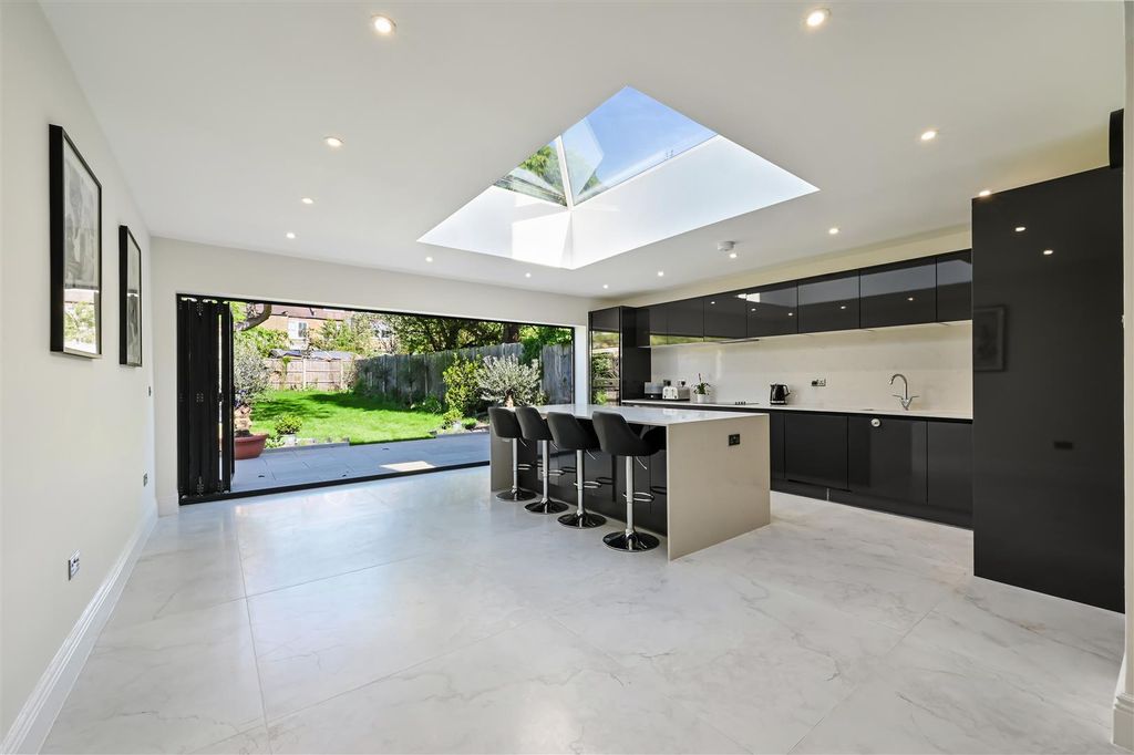 Property photo 2 of 21 Worple Road, 159-28.Jpg