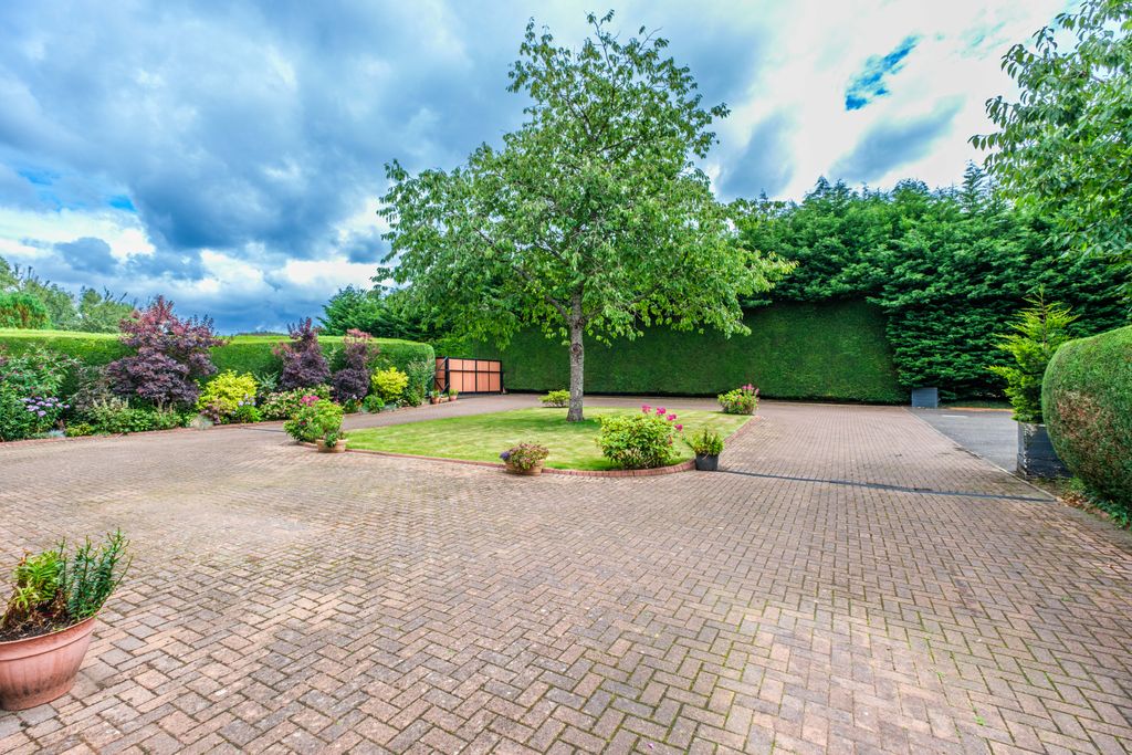 Property photo 2 of 33