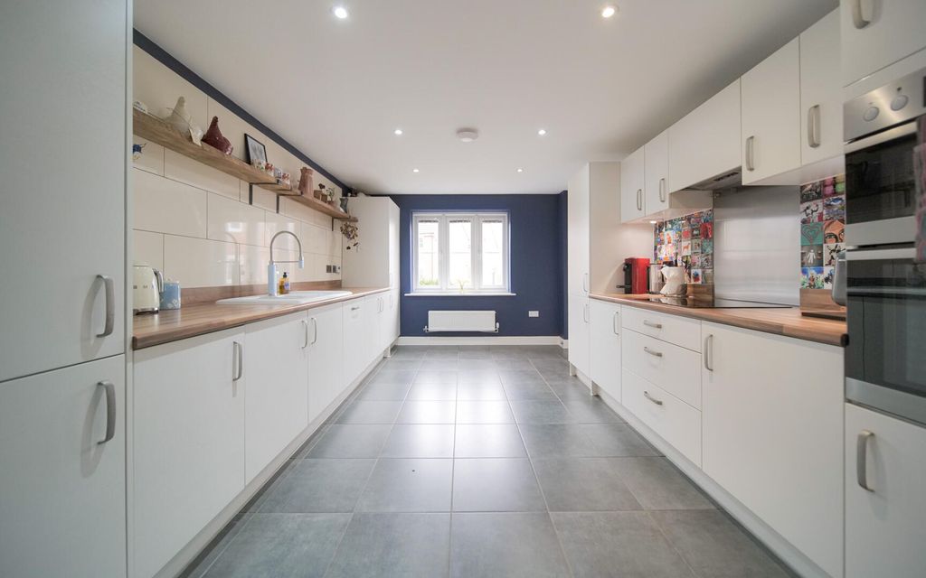 Property photo 2 of 20 Kitchen