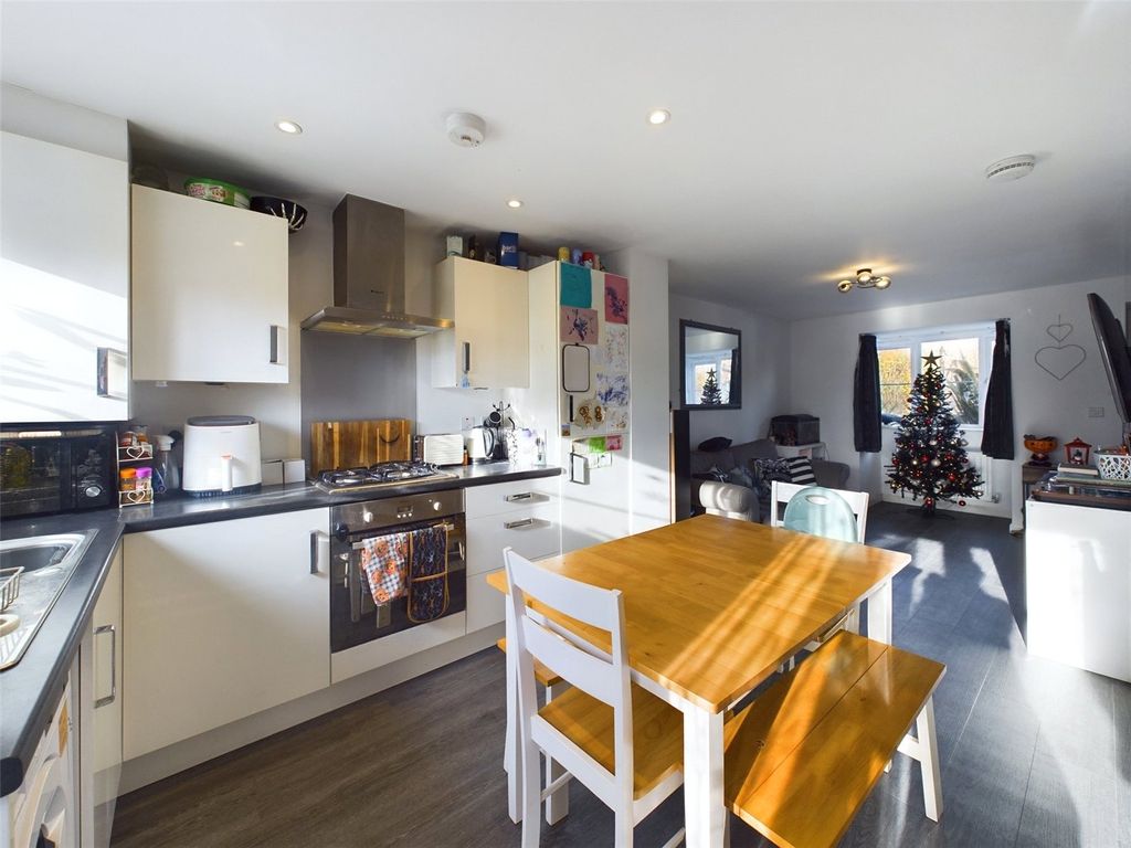 Property photo 2 of 11 Kitchen