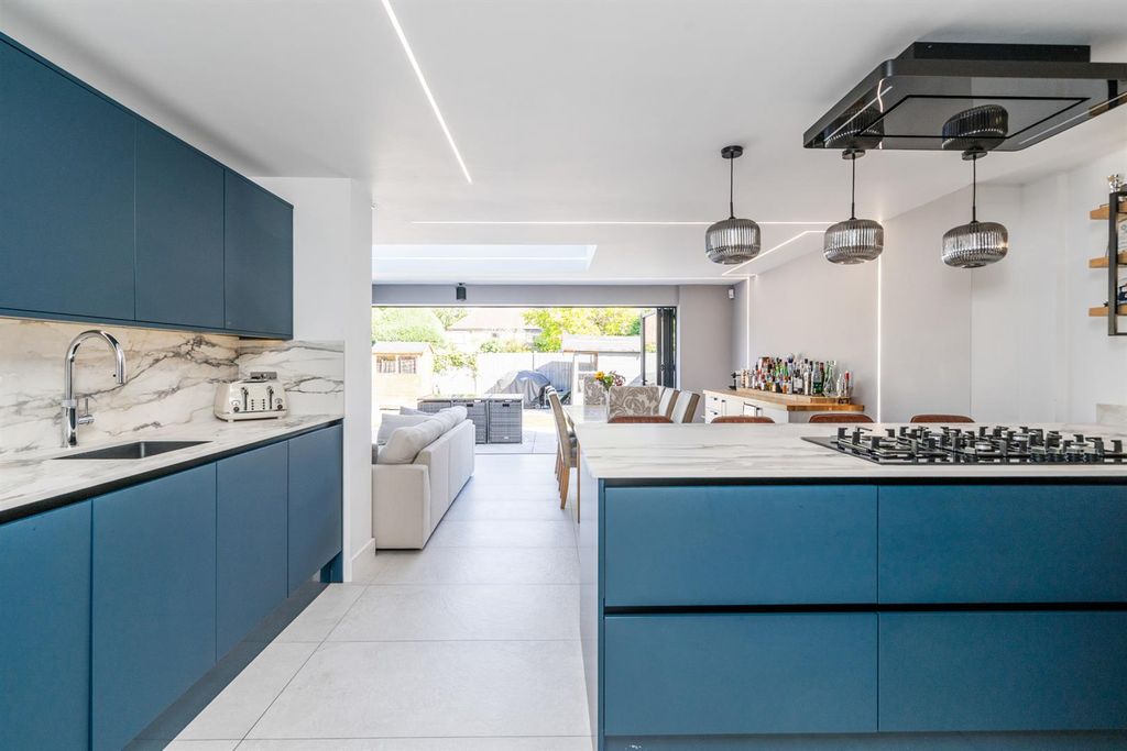 Property photo 2 of 19 15 Ullenhall Road_11.Jpg