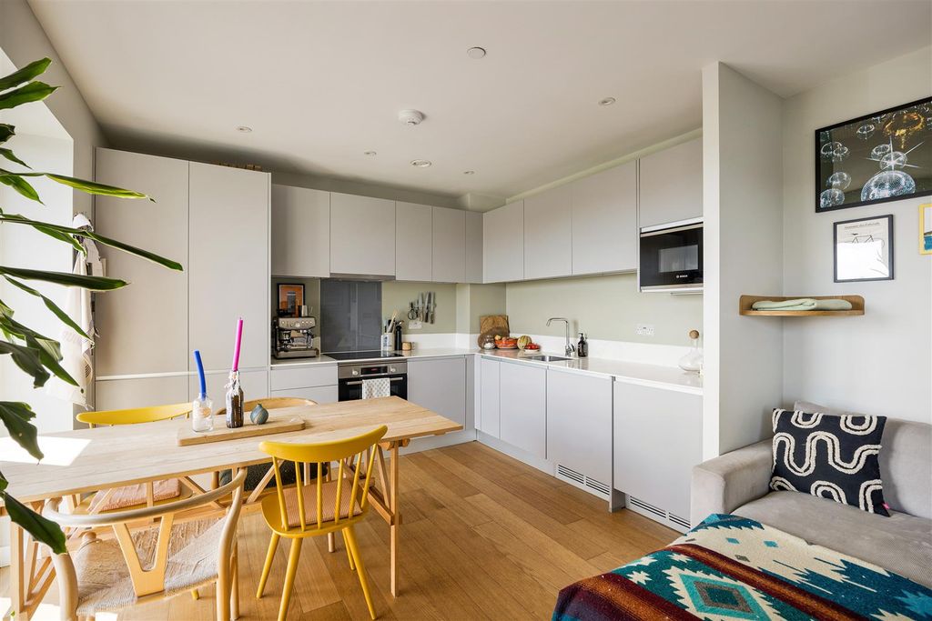 Property photo 3 of 30 Hale Wharf, N17