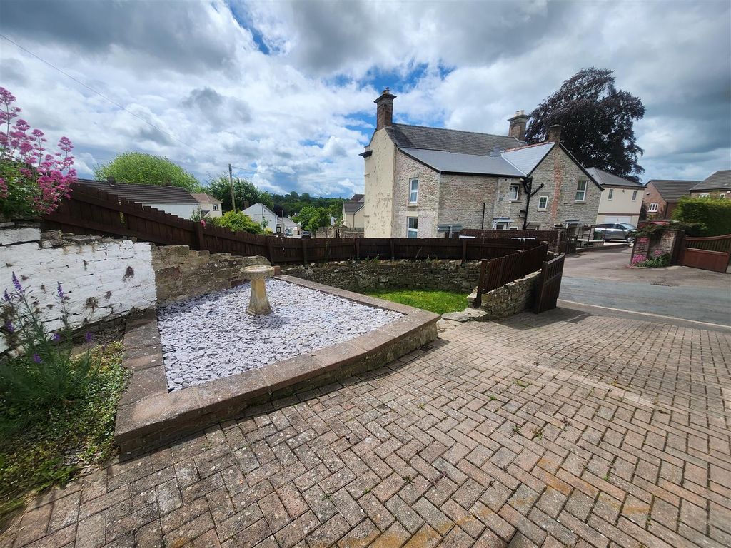 Property photo 3 of 27