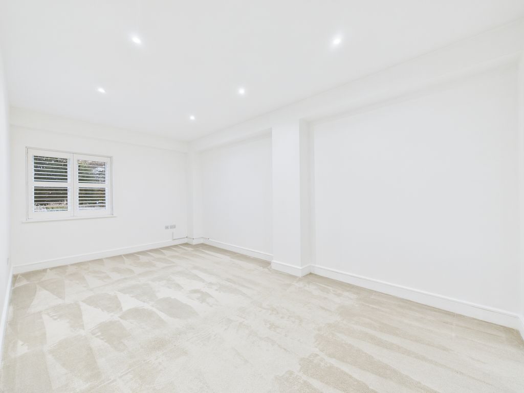 Property photo 3 of 12 Cam04018G0-Pr0393-Still001