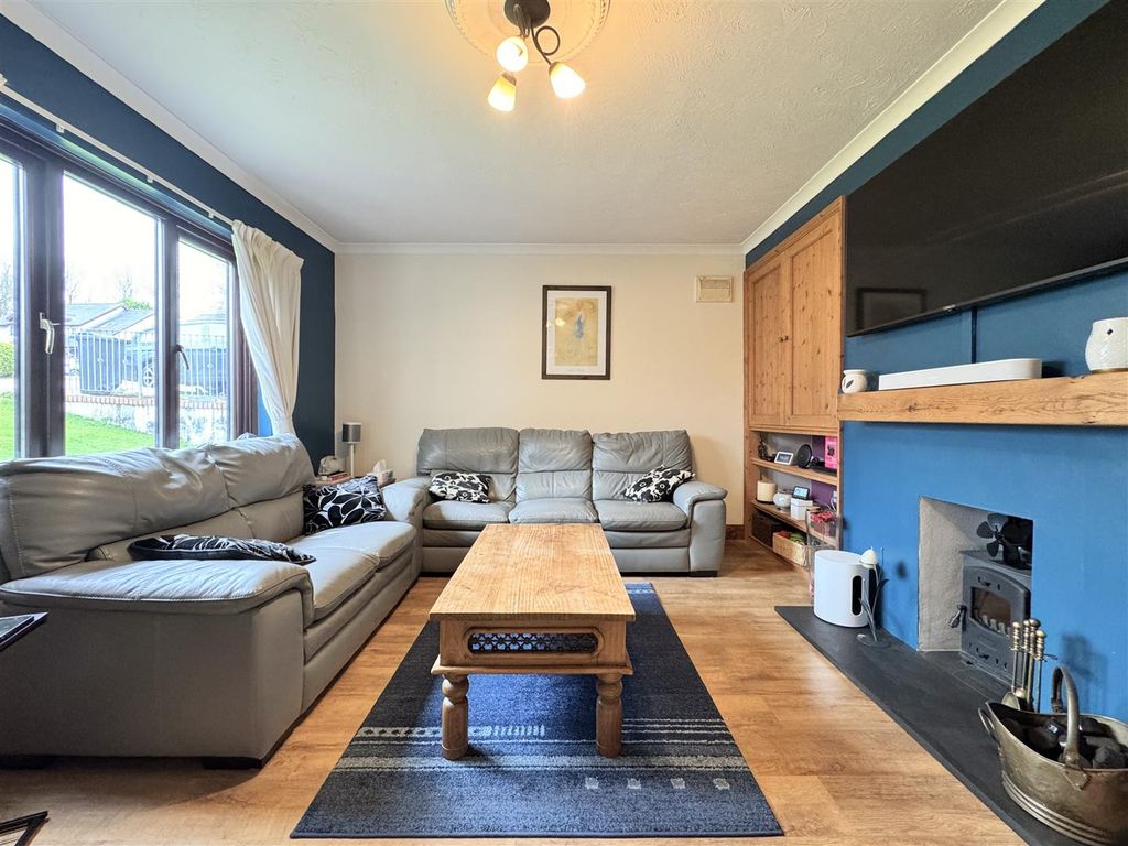 Property photo 3 of 27 Lounge