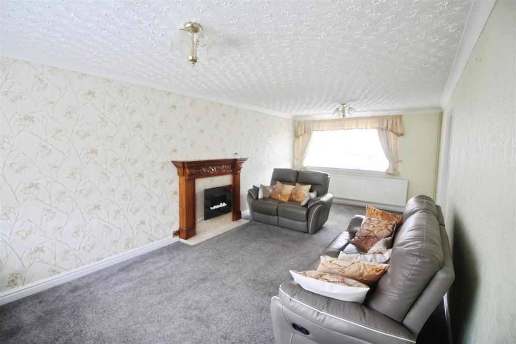 Property photo 2 of 11 Lounge