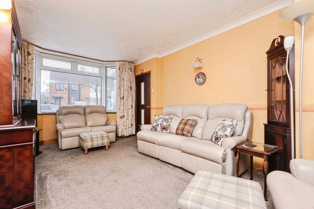 Property photo 3 of 18 Lounge