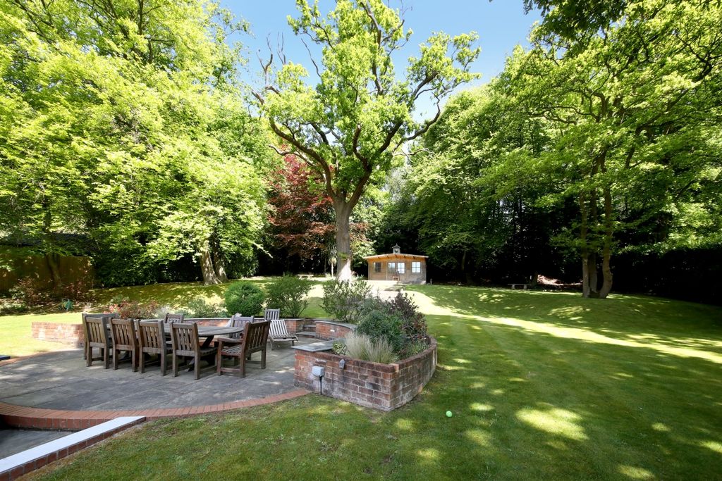 Property photo 2 of 11 Garden