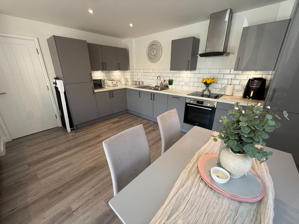 Property photo 2 of 9 5586891