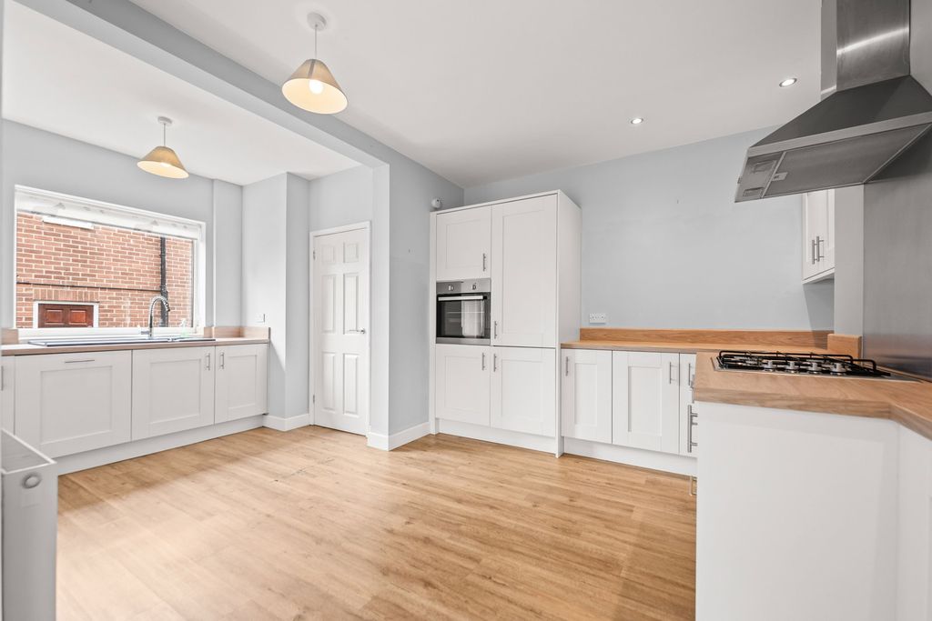 Property photo 3 of 33