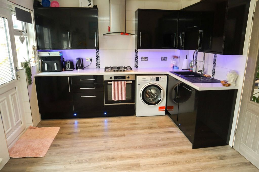 Property photo 3 of 16 Kitchen