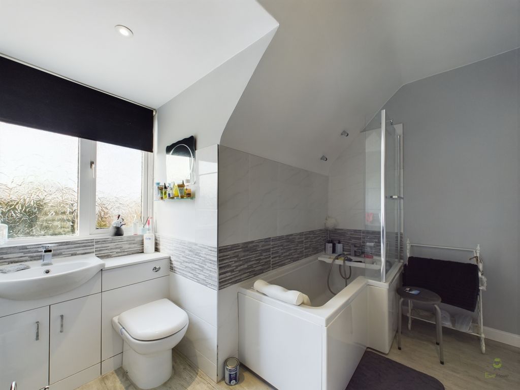 Property photo 3 of 9 Bathroom