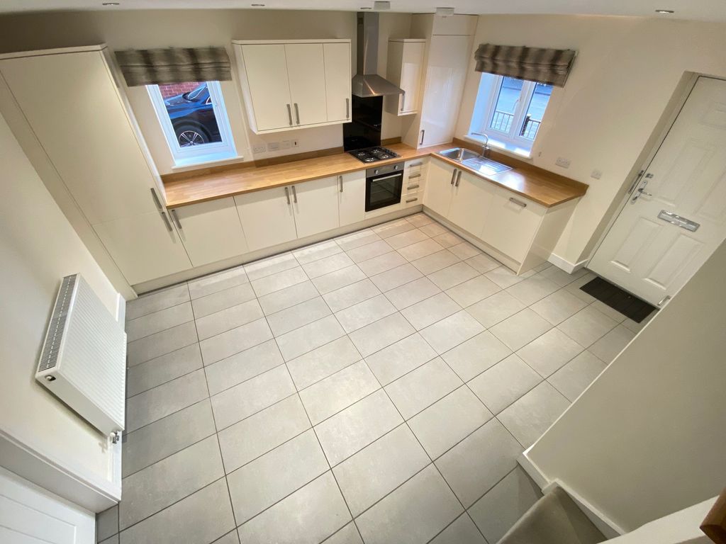 Property photo 3 of 12 Kitchen Aspect 2