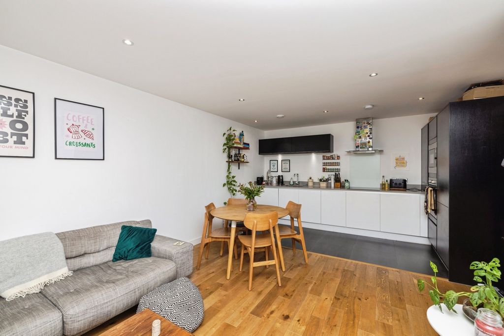 Property photo 3 of 18 Pbox-Img.Jpg