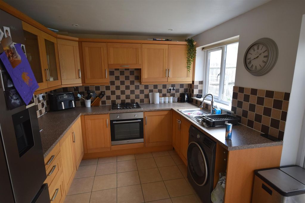 Property photo 3 of 11 Kitchen