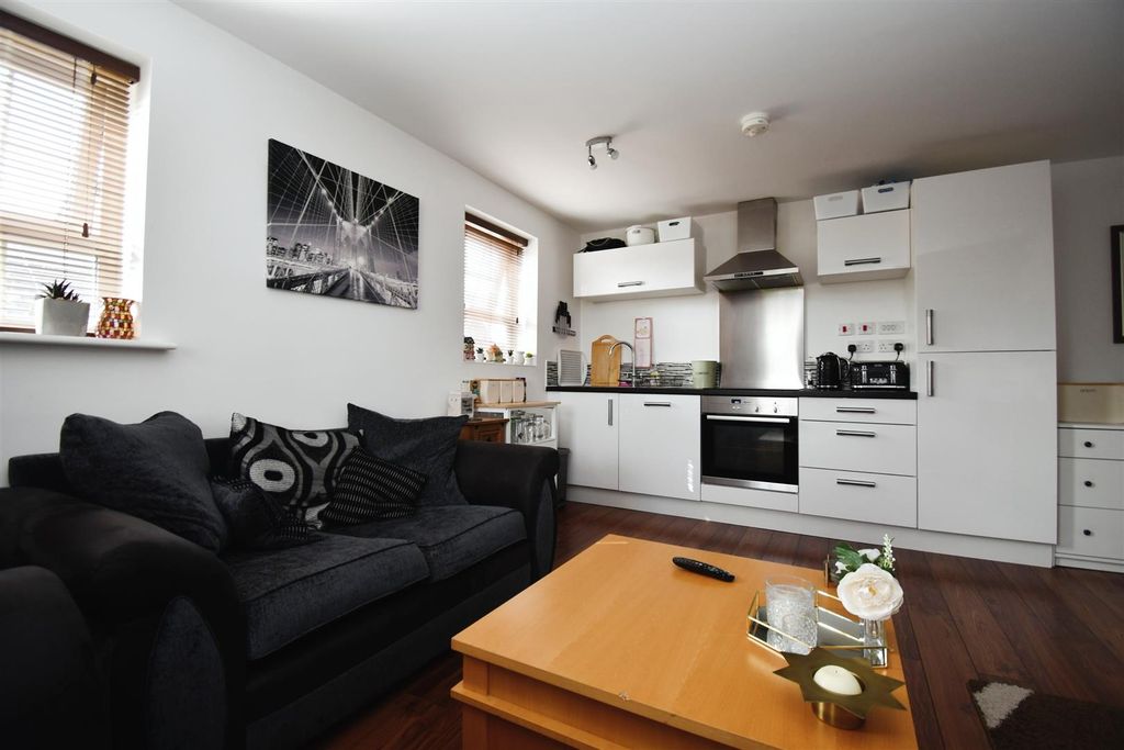 Property photo 3 of 16 Lounge / Kitchen