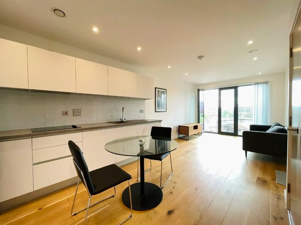 Apartment in Birmingham, Edgbaston, West Midlands - More