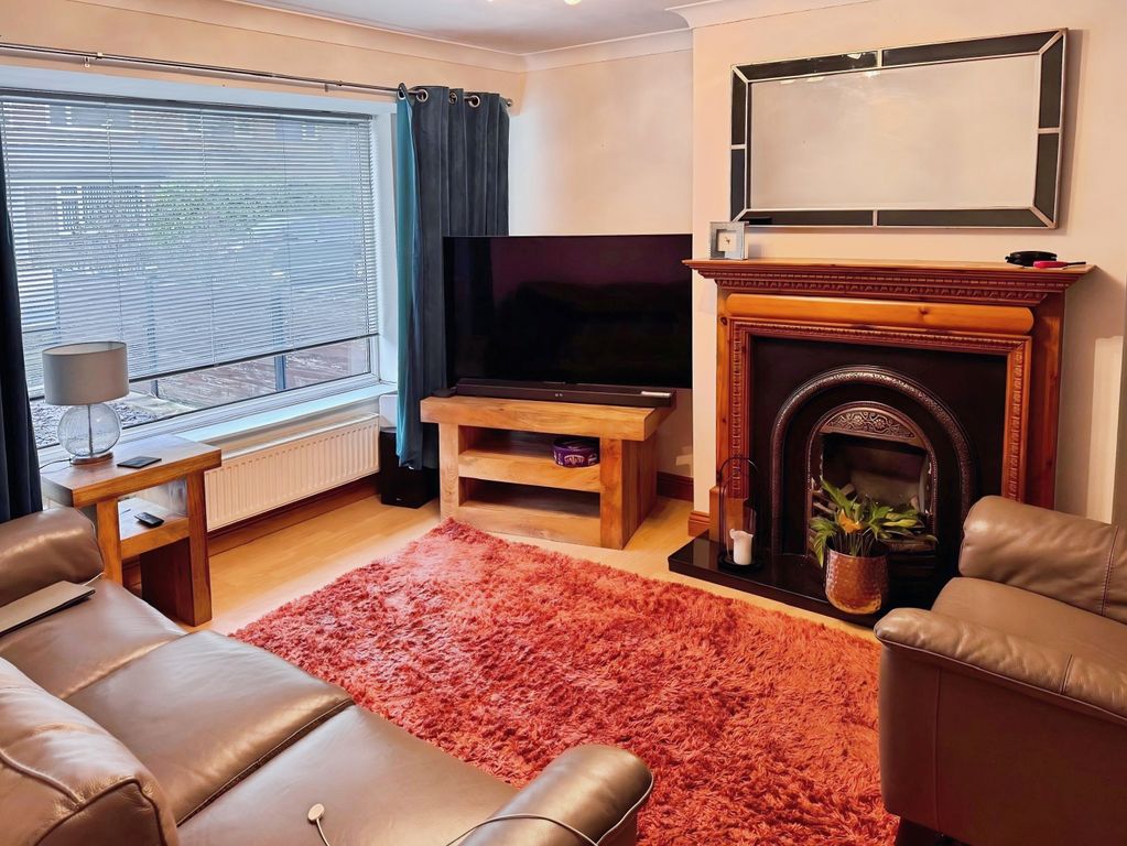 Property photo 2 of 12 9F7B0692-Lounge