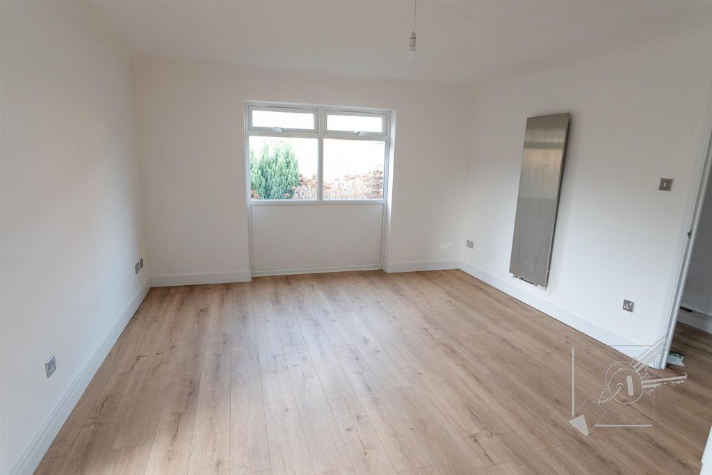 Property photo 3 of 22 Lounge