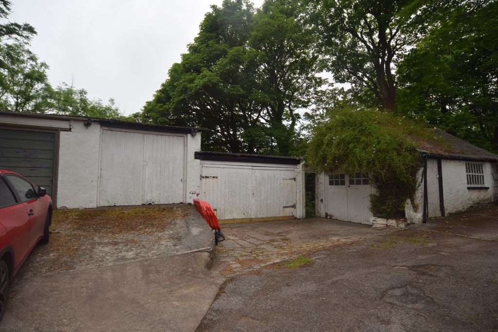 Property photo 1 of 11 Garage/Store Area