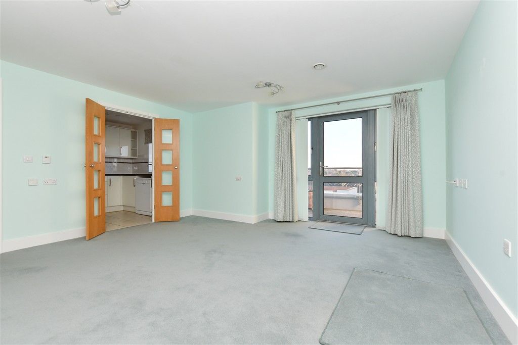 Property photo 2 of 16 Lounge