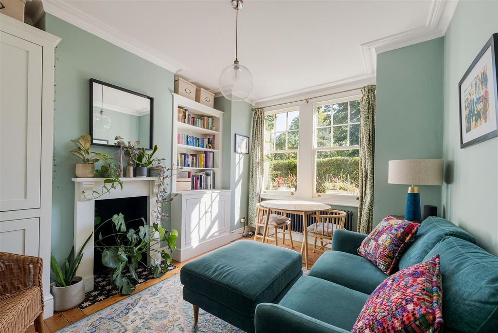 Property photo 2 of 37 Winns Terrace, E17