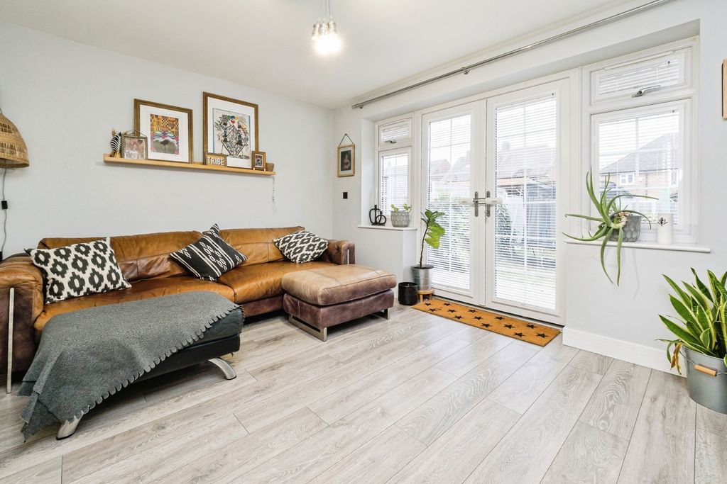 Property photo 2 of 20 Lounge