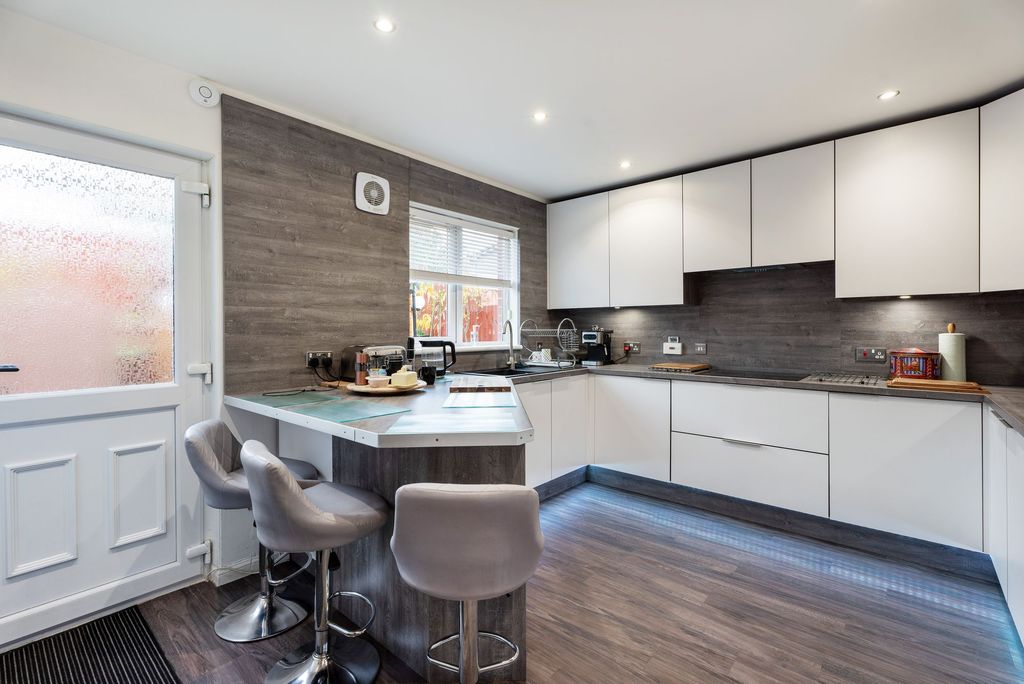 Property photo 3 of 34