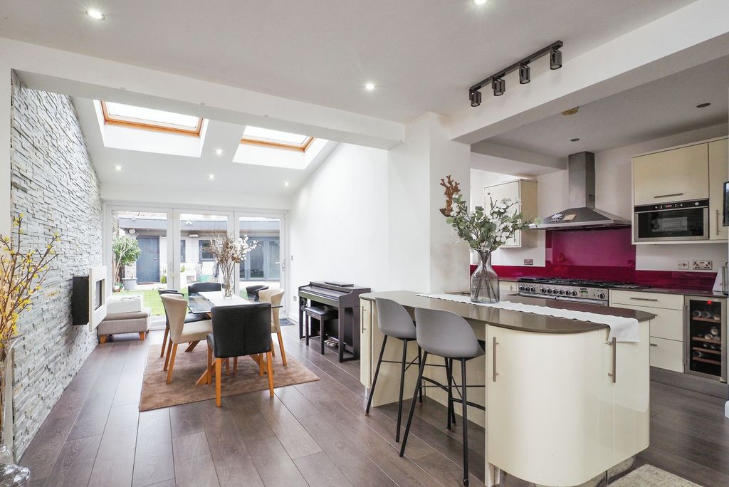 Property photo 3 of 23 Snug/Kitchen