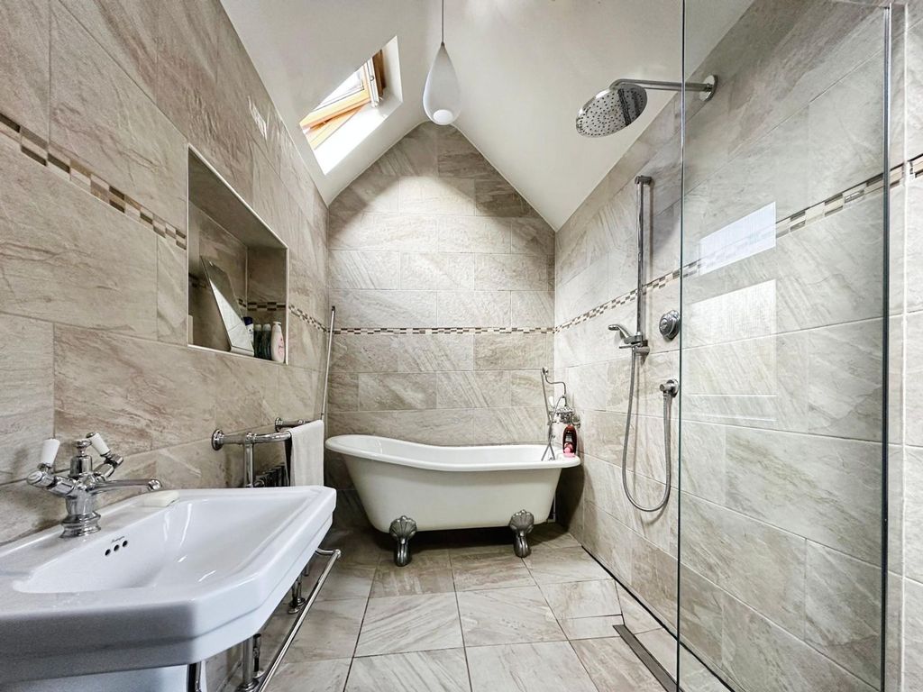 Property photo 2 of 15 Family Bathroom