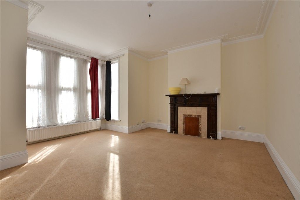 Property photo 2 of 11 Lounge