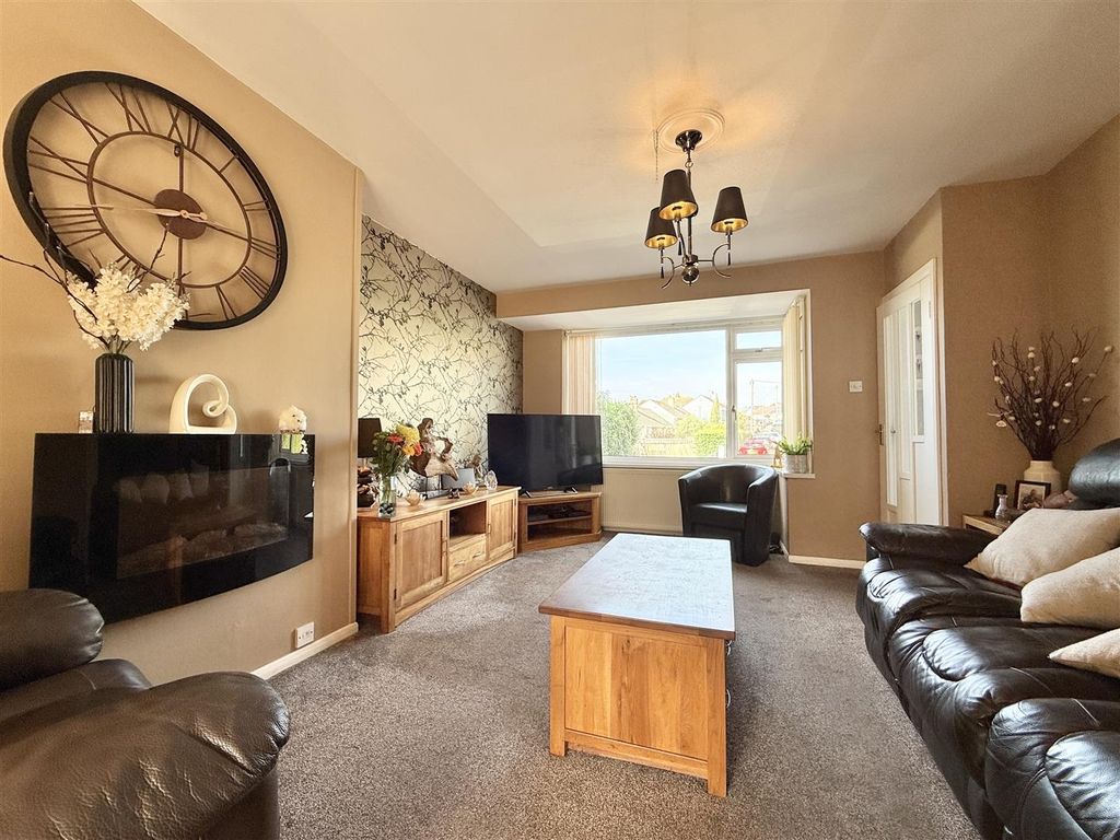 Property photo 2 of 19 Lounge.Jpg