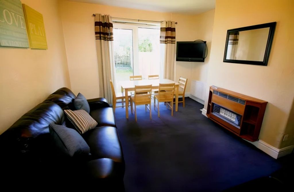Property photo 2 of 11 A Spacious And Inviting Modern Living Room, Perfec...