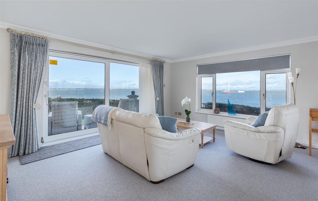 Property photo 3 of 21 Living Room