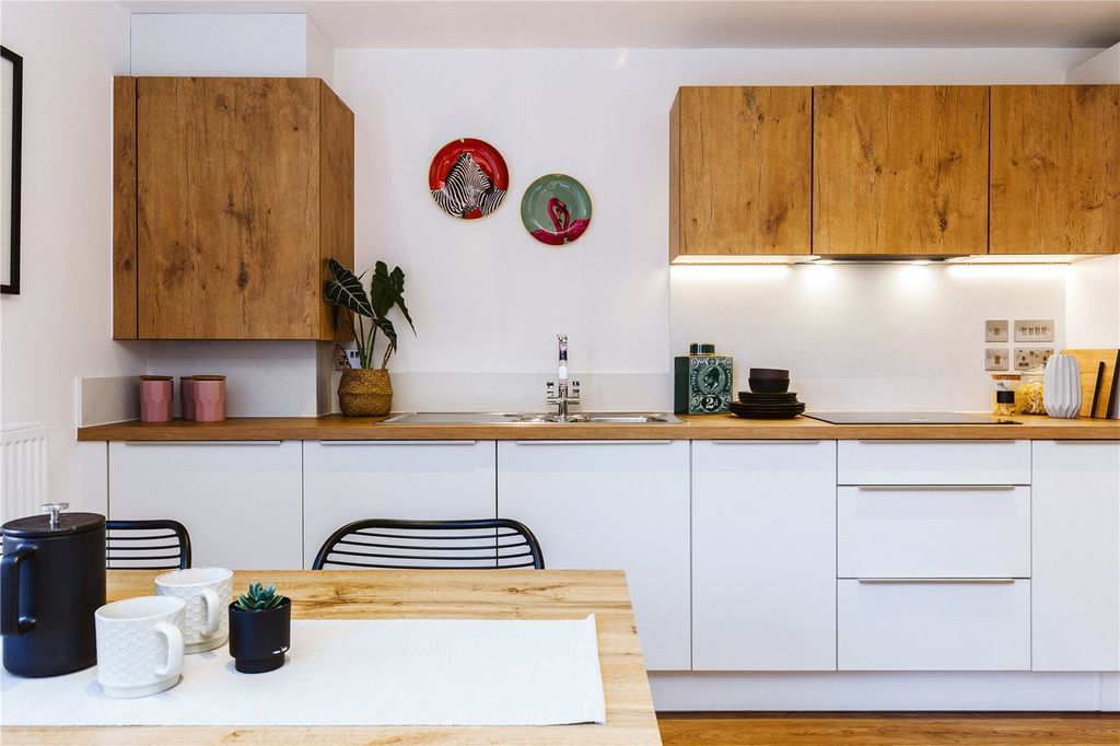 Property photo 1 of 7 Show Home