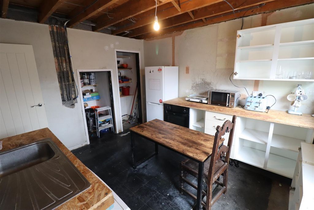 Property photo 3 of 14 Kitchen