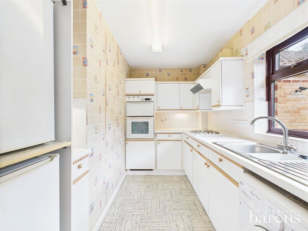 Property photo 2 of 11 Kitchen