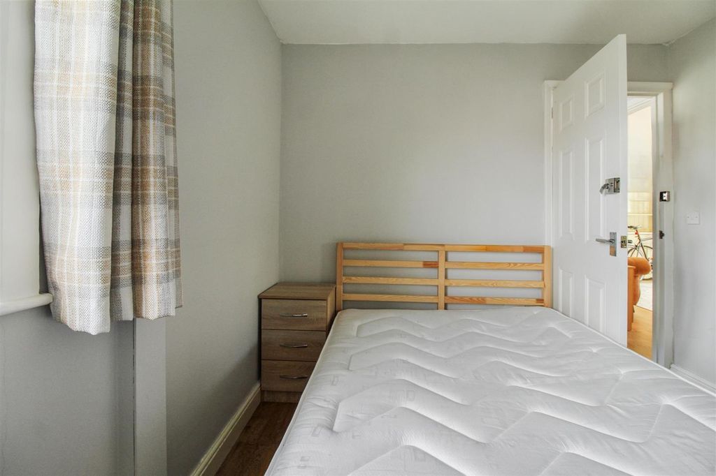 Property photo 2 of 18 Bed 2 (2).Jpg