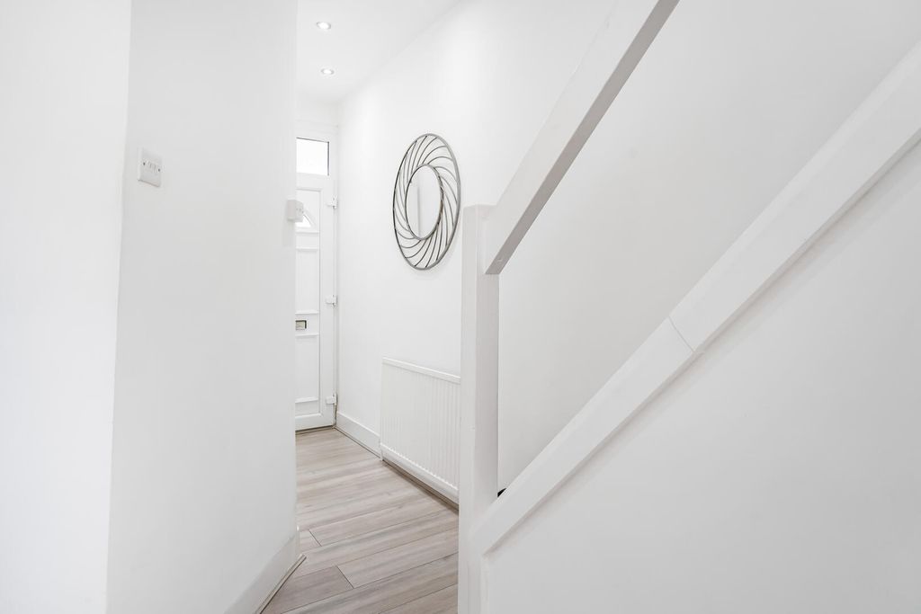 Property photo 3 of 18 Hallway