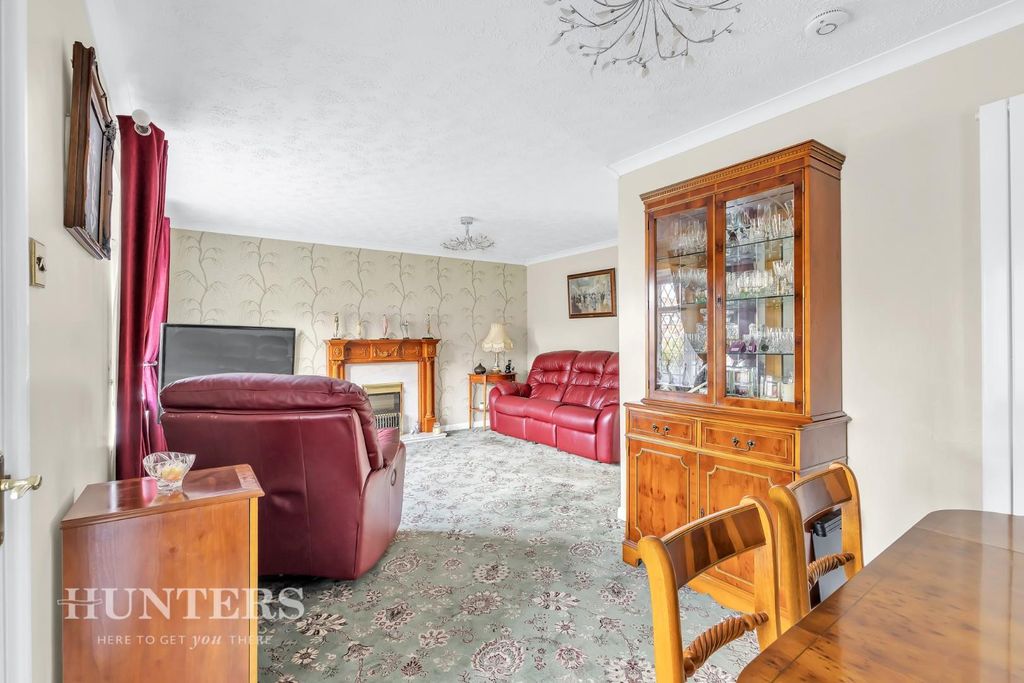 Property photo 3 of 21 Living/Dining Room