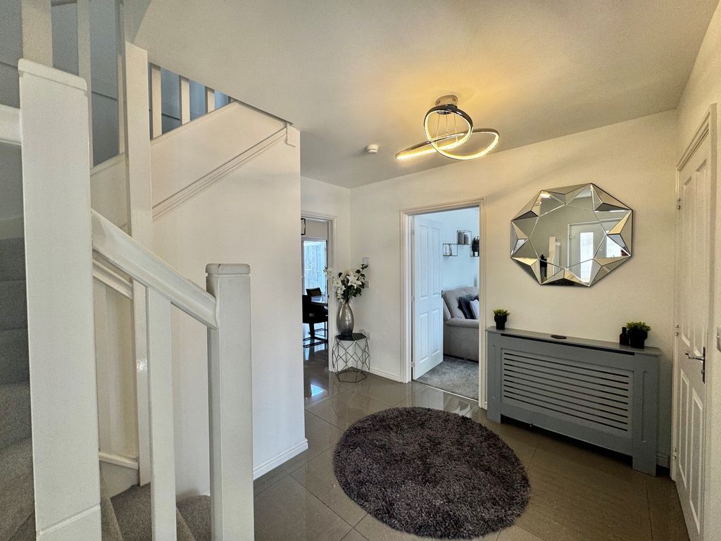 Property photo 2 of 21 Entrance Hall