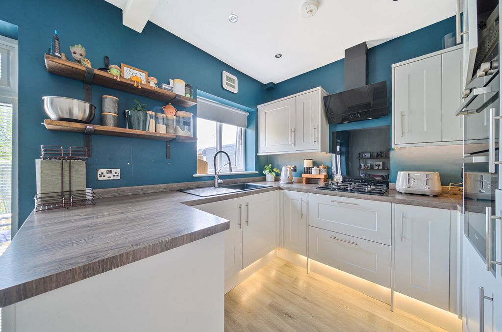 Property photo 3 of 13 15-6A9Ed272330d5-...