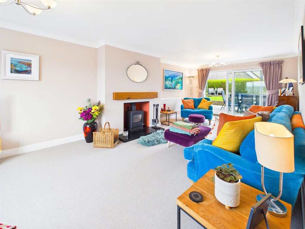 Property photo 2 of 28 Lounge