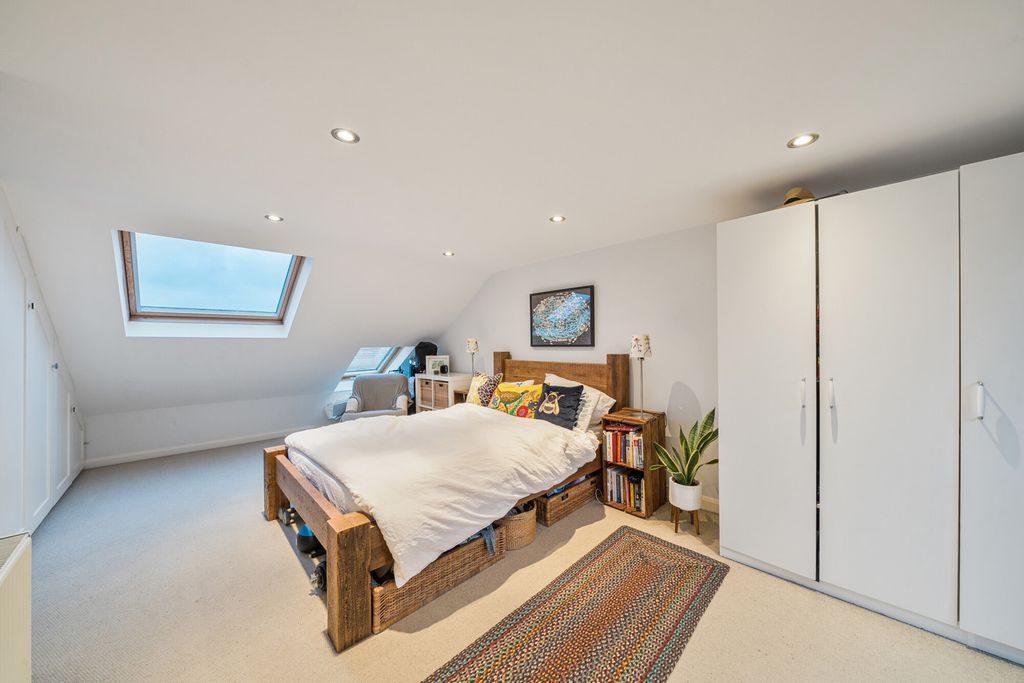 Property photo 3 of 18 Bedroom