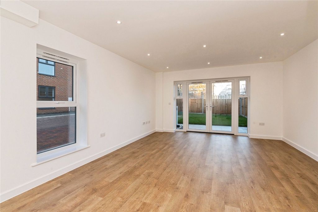 Property photo 3 of 19 Lounge